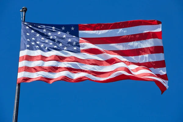 Bandiera americana o USA nel vento, cielo azzurro chiaro — Foto Stock
