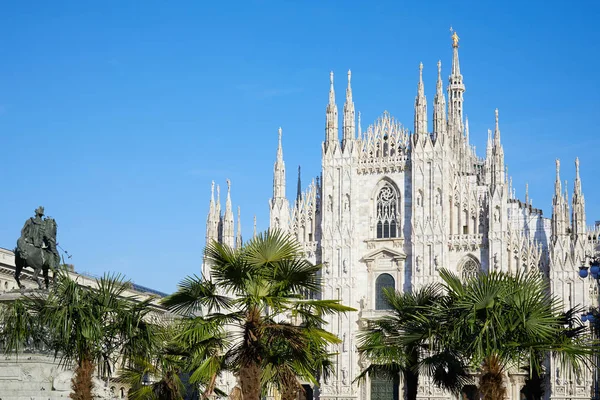 Milan Duomo cathedral facade with palm trees, blue sky in a sunny day — Stock Photo, Image