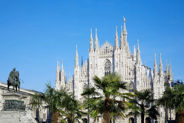 Milan Duomo cathedral with palm trees, blue sky in a sunny day in Italy — Stock Photo, Image