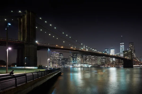 Бруклинский мост и Нью-Йорк освещены ночью доками — стоковое фото