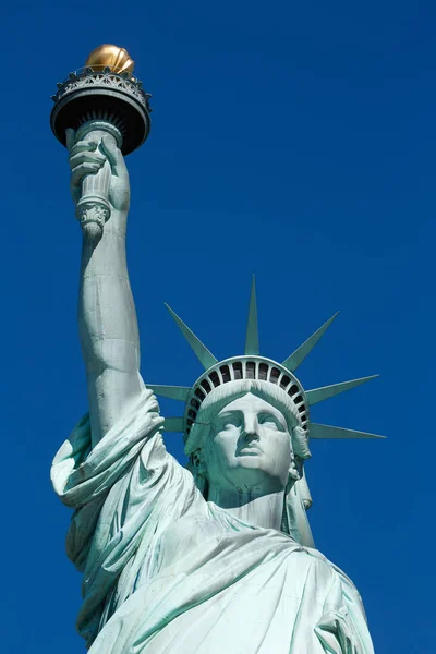 Statua wolności, Błękitne niebo, w słoneczny dzień w Nowym Jorku — Zdjęcie stockowe