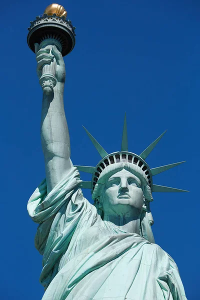 Statue of Liberty in a sunny day, blue sky in New York — Stock Photo, Image