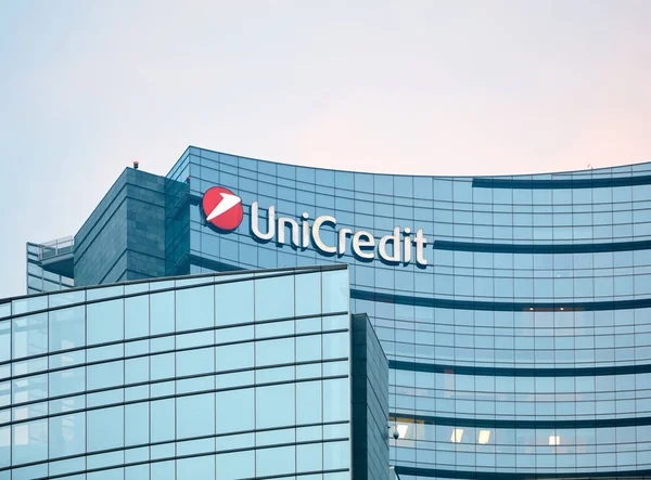 UniCredit bank felhőkarcoló részletesen alkonyatkor Milánó — Stock Fotó