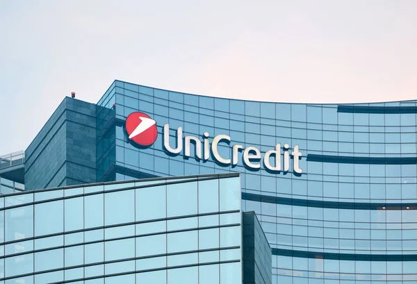 Unicredit banco arranha-céus detalhe ao entardecer em Milão — Fotografia de Stock