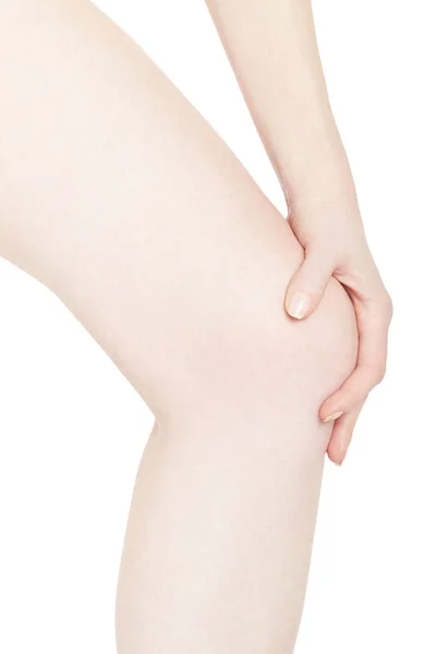 Jonge vrouw been met kniepijn geïsoleerd op wit, uitknippad — Stockfoto