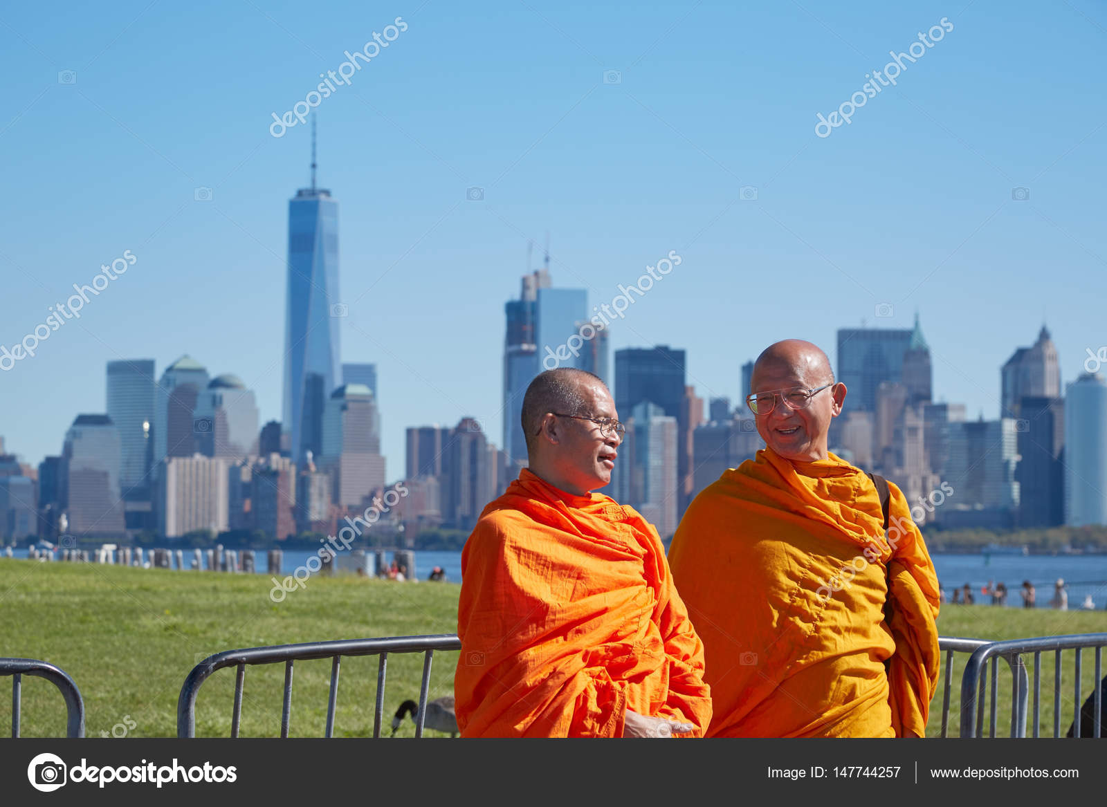 sammenholdt lukke høst Two Buddhist monks with orange dress in front of New York city skyline in a  sunny day – Stock Editorial Photo © AndreaA. #147744257