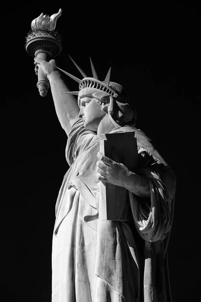 Freiheitsstatue, schwarz-weiß, Seitenansicht mit schwarzem Himmel in New York — Stockfoto