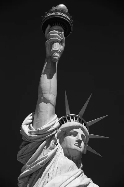 Statua della Libertà, in bianco e nero con cielo nero a New York — Foto Stock