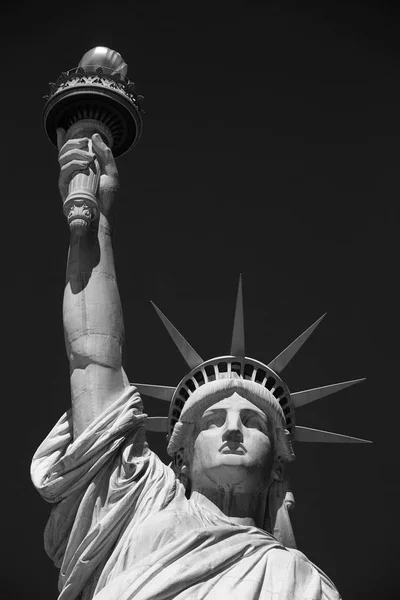 Statua della Libertà vista frontale, in bianco e nero con cielo nero a New York — Foto Stock