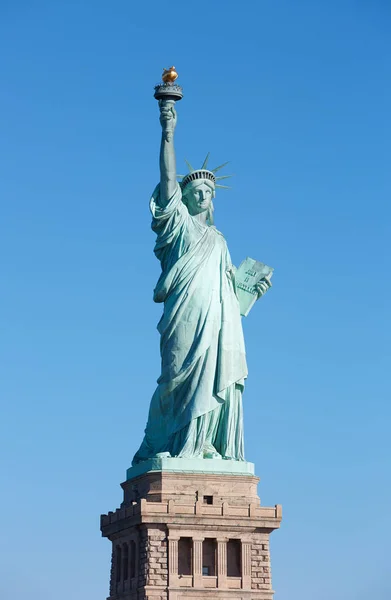 Estatua de la Libertad con pedestal en Nueva York, cielo azul claro en un día soleado — Foto de Stock