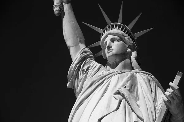 Statua della Libertà, in bianco e nero con cielo nero a New York — Foto Stock