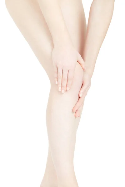 Γυναίκα πόδια με τέλειο δέρμα και τα χέρια που απομονώνονται σε λευκό, διαδρομή αποκοπής — Φωτογραφία Αρχείου