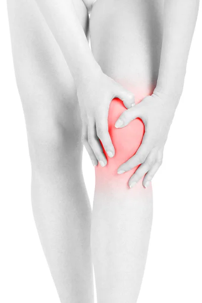 Γυναίκα καταπονημένα πόδια με τα χέρια που αγγίζουν το γόνατο, κόκκινη περιοχή που απομονώνονται σε λευκό φόντο — Φωτογραφία Αρχείου