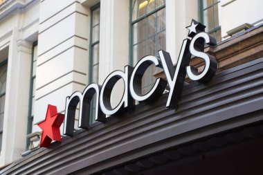 Macy's mağazası işareti Midtown Manhattan, New York'taki Madison Square amiral gemisi konumundaki.
