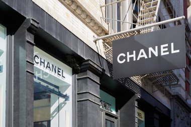 Chanel Dükkanı işareti ve pencere dış görünümünde 139 bahar St, güneşli bir gün New York'ta Soho'da.