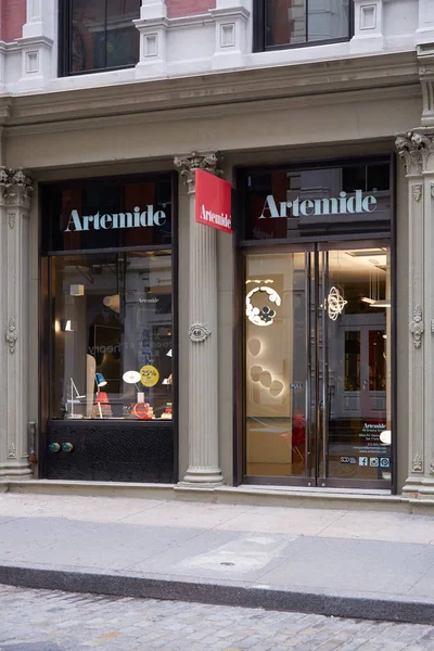 Svítidlo Artemide ukládat v Greene ulici v září v New Yorku. — Stock fotografie