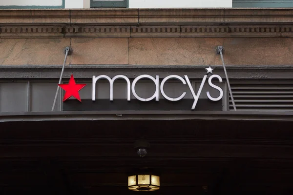 Obchodní dům Macy's přihlásit Herald Square vlajková loď místo v Midtown Manhattan, New York. — Stock fotografie