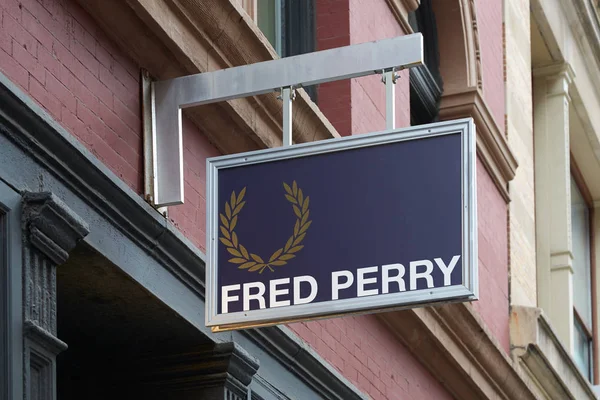 Cartel de la tienda Fred Perry con corona de laurel dorado en Wooster Street en septiembre en Nueva York . — Foto de Stock