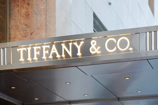 Tiffany e Co. winkel teken vijfde Ave verlicht in September in New York. — Stockfoto