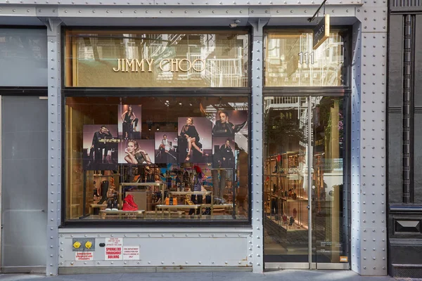 Widok zewnętrzny Jimmy Choo sklepu w Greene St, Soho w słoneczny dzień w Nowym Jorku. — Zdjęcie stockowe