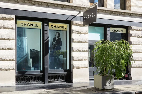 Negozio Chanel a 139 Spring St, Soho in una giornata di sole a New York — Foto Stock