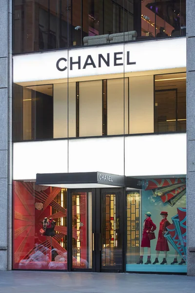 Chanel winkel buitenkant in 57 th straat in de avond verlicht in New York. — Stockfoto