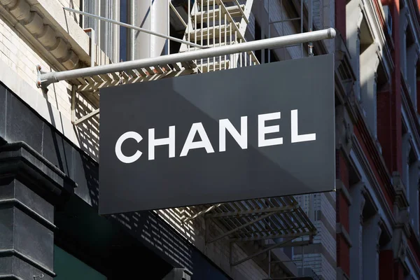 Chanel negozio segno nero in 139 Spring St, Soho in una giornata di sole a New York . — Foto Stock