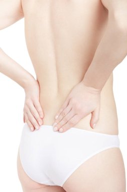 Bel ağrısı, izole için alt tarafında iki elini tutan genç kadın