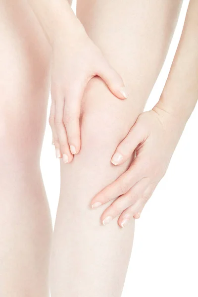Mujer cansada pierna con dolor de rodilla en blanco, camino de recorte —  Fotos de Stock