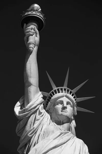 Statua della Libertà, in bianco e nero con cielo nero a New York — Foto Stock