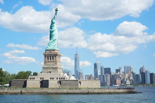 Estatua de la isla de la Libertad y el horizonte de Nueva York en un día soleado —  Fotos de Stock