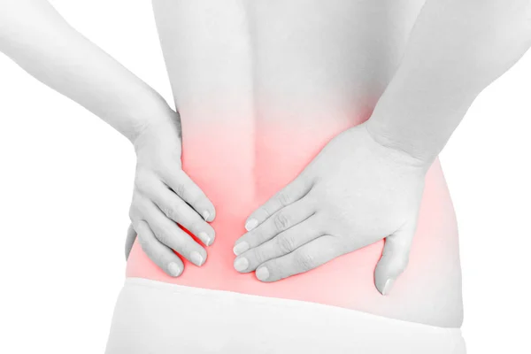 Mulher jovem segura ambas as mãos na parte inferior das costas, dor nas costas dor vermelha isolada — Fotografia de Stock