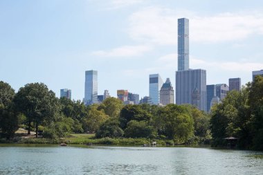 Central Park'tan gökdelenler ile New York şehir manzarası