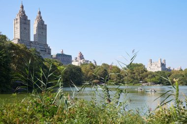 New York Central Park su birikintisi tekneler ve San Remo bina ile