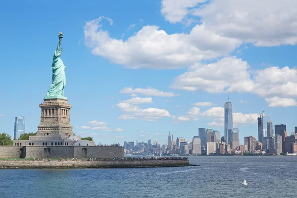 Freiheitsstatue und New Yorker Skyline an einem sonnigen Tag, blauer Himmel — Stockfoto