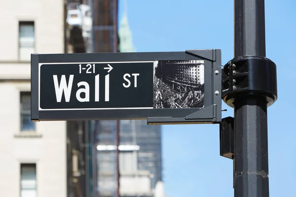 証券取引所、ニューヨークの金融街近くウォール ・ ストリート サイン — ストック写真