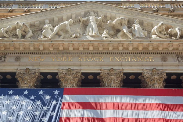 私たちがフラグ ニューヨーク証券取引所黄金サインと大きな建物 — ストック写真