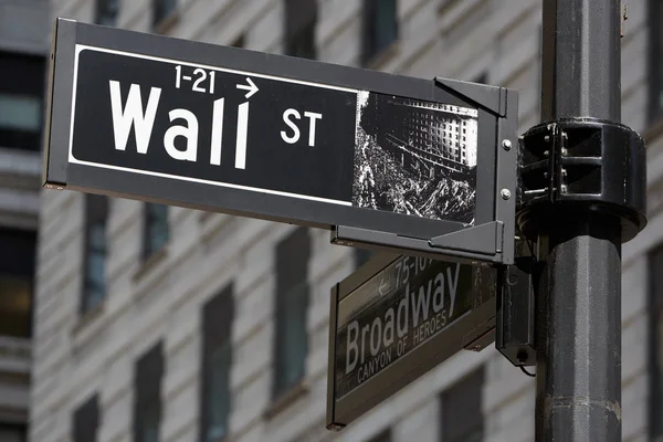 証券取引所、金融街の近くウォール街とブロードウェイのサイン — ストック写真
