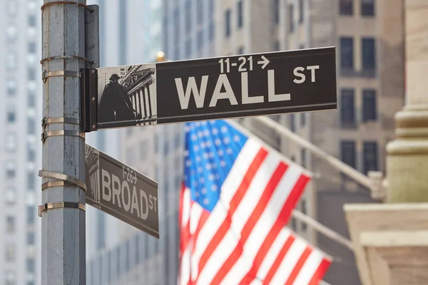 私たちのフラグ、金融街と証券取引所近くウォール ・ ストリート サイン — ストック写真