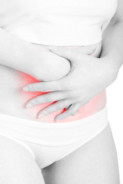 Karın ağrısı veya adet kırmızı acı alanıyla izole kadın