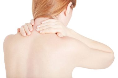 Kadın boyun ağrılı alan üzerinde beyaz izole üzerinde her iki ellerini tutar