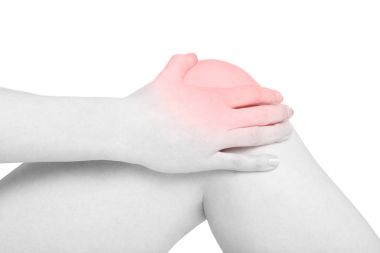 Genç kadın el holding ağrılı diz, kırmızı acı alan izole, kırpma yolu
