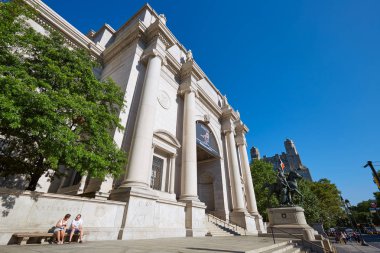 İnsanlarla güneşli bir gün New York'ta Amerikan Doğal Tarih Müzesi bina cephe
