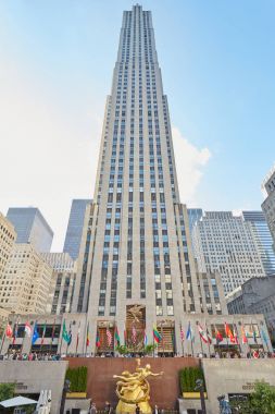 Rockefeller Merkezi New York'ta mavi gökyüzü güneşli bir bina