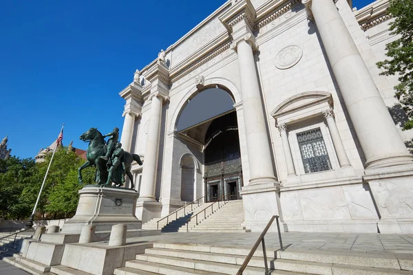 American Museum of Natural History byggnadens fasad med människor i en solig dag i New York — Stockfoto