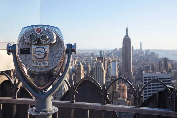 New York'taki Empire State Binası ve şehir manzaralı Rockefeller Center üzerinde dürbün