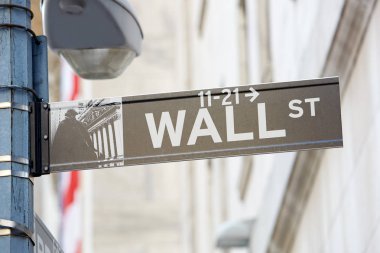 Wall Street işareti ile Menkul Kıymetler Borsası, New York finans bölgesine yakın sokak lambası