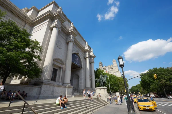 American Museum of Natural History byggnadens fasad med människor i en solig dag i New York — Stockfoto