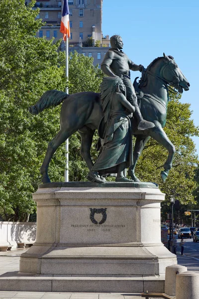 Statua equestre del Presidente Theodore Roosevelt davanti al Museo Americano di Storia Naturale — Foto Stock