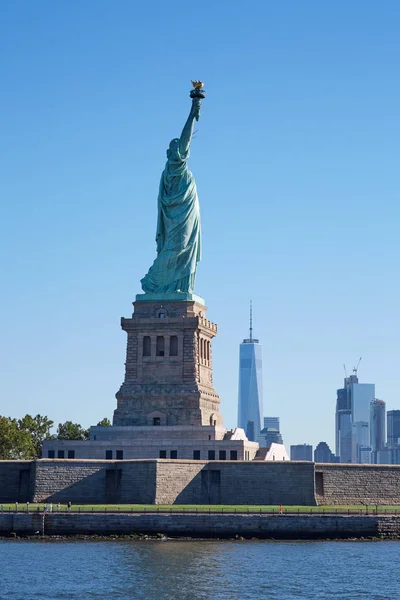 Estatua de la isla de la Libertad y el horizonte de Nueva York en un día soleado —  Fotos de Stock